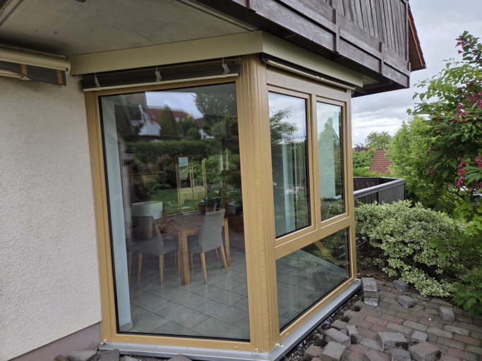 Moderner Wintergarten mit Fensterelementen