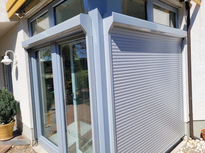 Rollladenanlage am Fenster